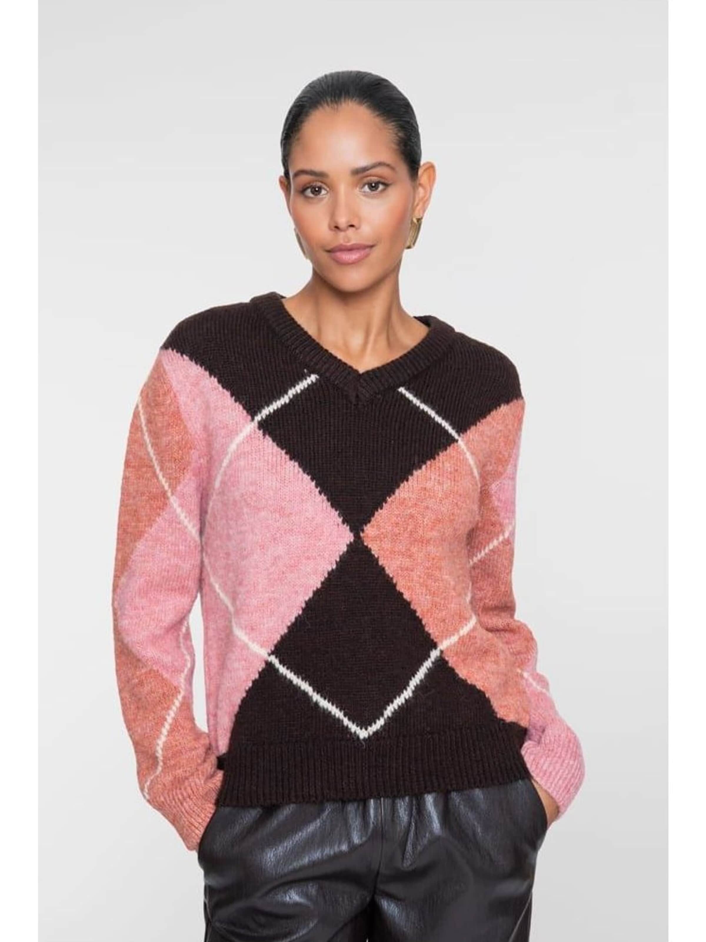 Geisha Sweater in Brown: front