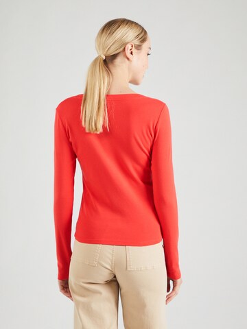LEVI'S ® Тениска 'Long Sleeve V-Neck Baby Tee' в червено