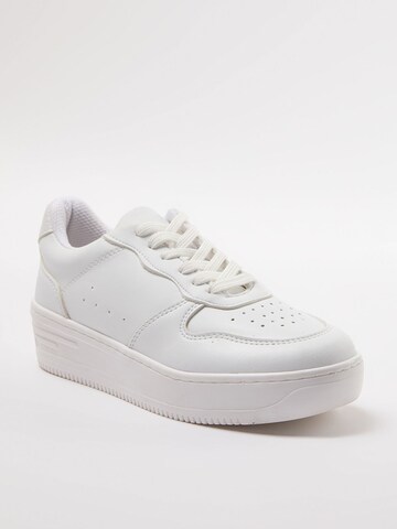 Sneaker low de la Trendyol pe alb: față