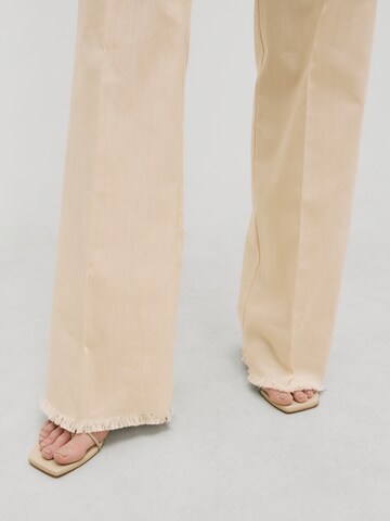 Flared Pantaloni 'Ariane' di EDITED in beige