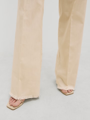 Flared Pantaloni 'Ariane' di EDITED in beige