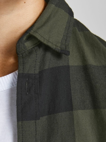 Jack & Jones Junior جينز مضبوط قميص 'Gingham' بلون أخضر