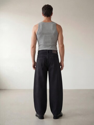 ARMIE Tønde Jeans 'The Jonas Barrel' i sort