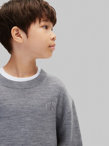 Calvin Klein Jeans regular Pullover i grå