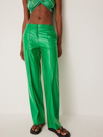 Regular Pantalon NA-KD en vert : devant