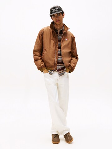 Tommy Jeans Overgangsjakke 'ESSENTIAL' i brun: tilbage