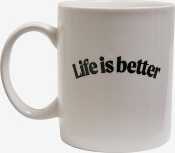 Tazza 'Life Is Better' di Mister Tee in bianco: frontale