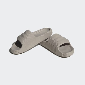 ADIDAS ORIGINALS Pantolette 'Adilette 22' in Braun