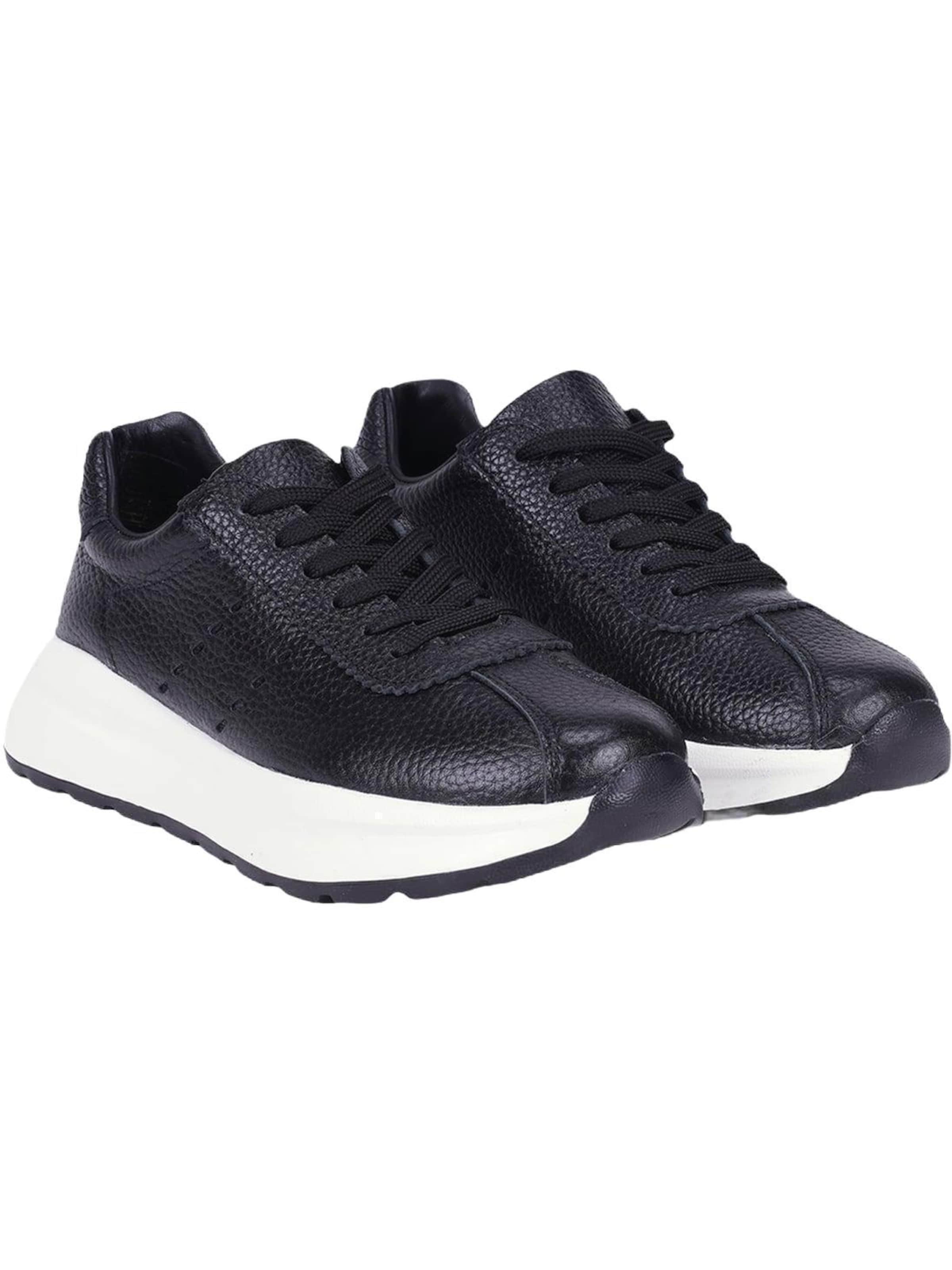Desa Sneakers in Black