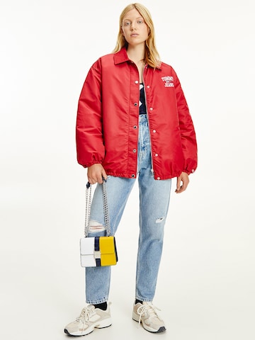 Tommy Jeans Tussenjas in Rood: voorkant