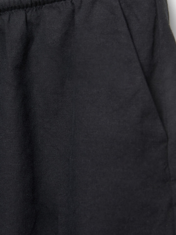 Pull&Bear Regular Trousers in Black