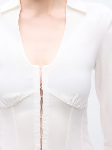 Bluză de la Gina Tricot pe alb