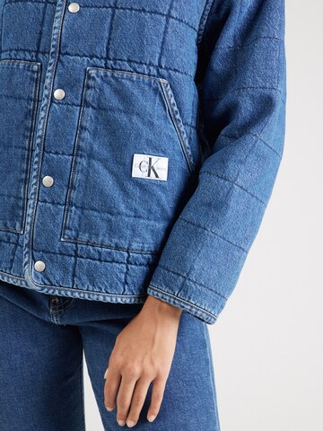 Calvin Klein Jeans Regular Välikausitakki värissä sininen