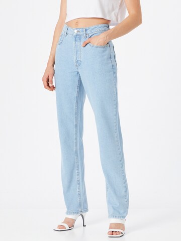 NA-KD Regular Jeans 'Josefine' in Blauw: voorkant