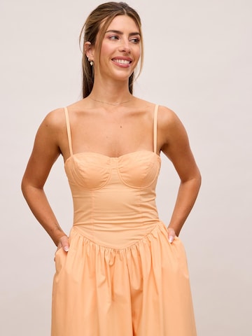 Abito di noar studios in arancione