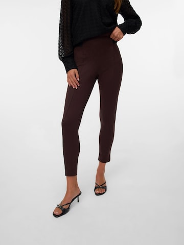 VERO MODA - Skinny Leggings en marrón: frente