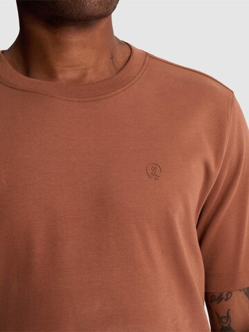 CAST IRON - Camiseta 'Regular fit T-shirt in interlock' en marrón