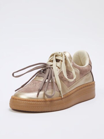 Baskets basses Trendyol en marron : devant