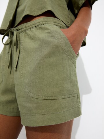 Pull&Bear Regular Broek in Groen
