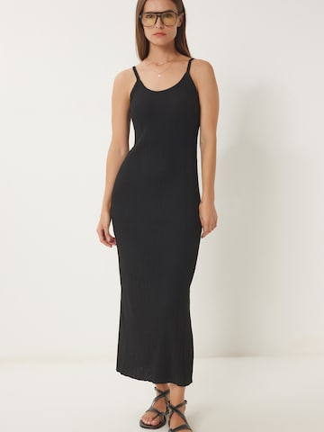 Rochie de la Happiness İstanbul pe negru: față