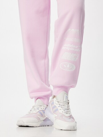 Tapered Pantaloni 'Multiple Logo' di ADIDAS ORIGINALS in rosa