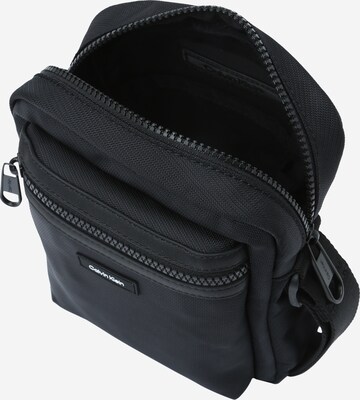 Calvin Klein - Bolso de hombro 'ESSENTIAL' en negro