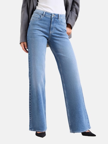 Lipsy Regular Jeans in Blue: front