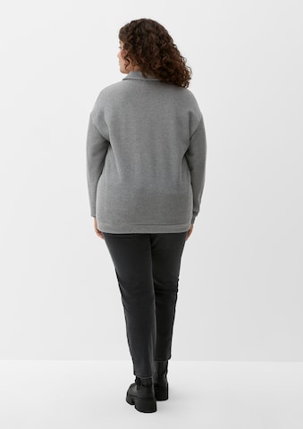 TRIANGLE Sweatshirt in Grey