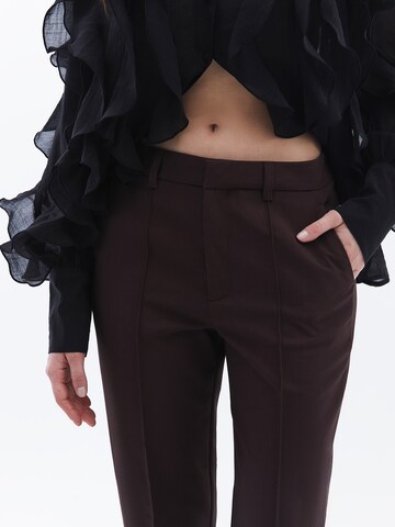 regular Pantaloni con piega frontale di OXXO in nero