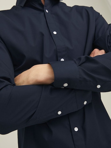 mėlyna JACK & JONES Priglundantis modelis Marškiniai 'JJJOE'