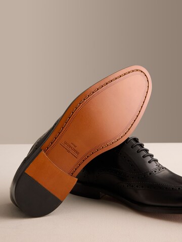 Chaussure à lacets 'Brogue' Next en noir