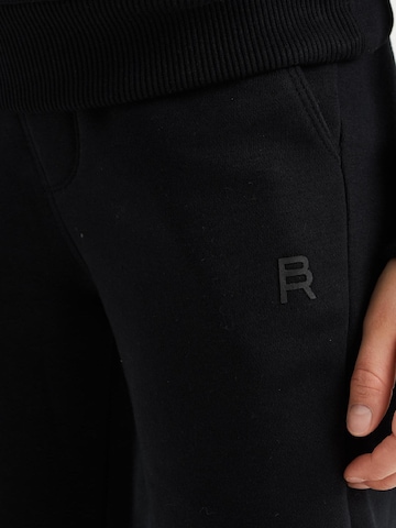 WE Fashion Tapered Trousers in Black