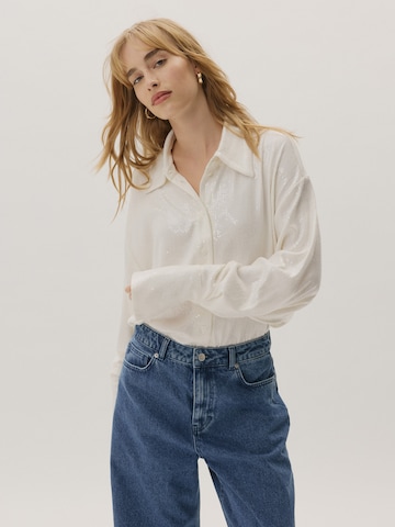 KAVAZI Shirt 'SEQUINS' in White: front