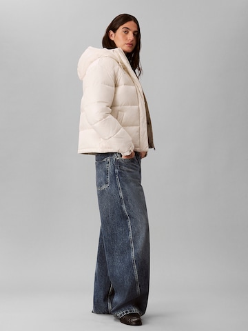 balta Calvin Klein Jeans Demisezoninė striukė 'Classic'