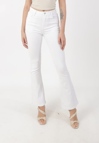 Elara Slim fit Trousers in White: front
