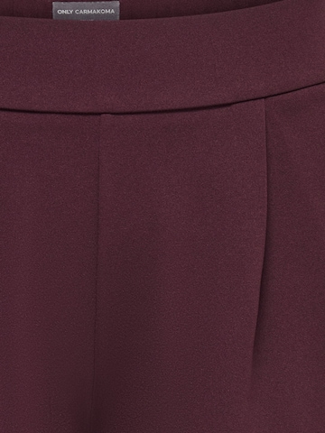 regular Pantaloni con pieghe di ONLY Carmakoma in rosso