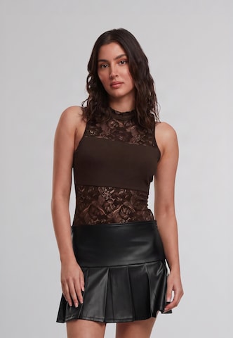 Tricou body de la Urban Classics pe maro: față