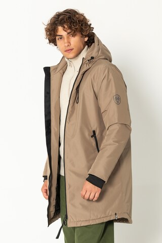 Ron Tomson Mantel, Model trägt Größe M in Braun