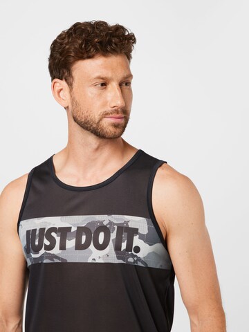 Tricou funcțional de la NIKE pe negru