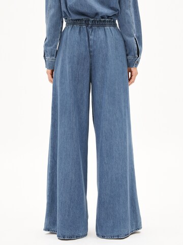 Loosefit Pantalon 'KELAANI' ARMEDANGELS en bleu : devant