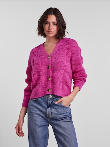 Geacă tricotată 'Cornelia' de la PIECES pe roz: față