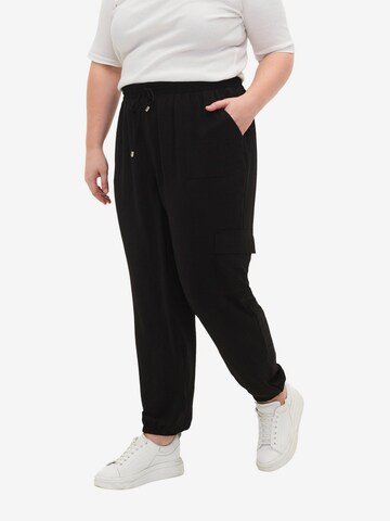 Zizzi - Tapered Pantalón cargo 'CAJOY' en negro: frente