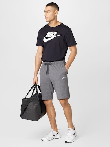 Nike Sportswear Shorts in Grau