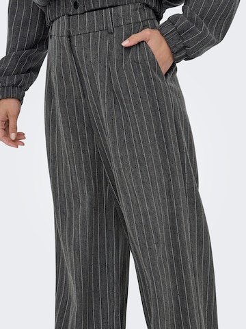 pilka ONLY Plačios klešnės Kelnės 'ONLSIGA'