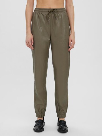 Tapered Pantaloni 'OLYMPIA' de la VERO MODA pe verde: față