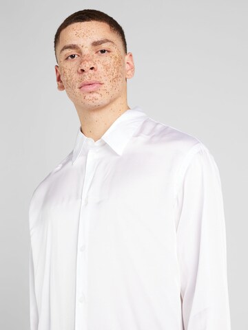 Coupe regular Chemise WEEKDAY en blanc