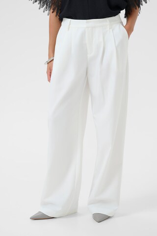 CULTURE Wide leg Pleat-Front Pants 'Yala' in White: front
