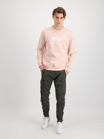 ALPHA INDUSTRIES Tapered Gargohousut värissä harmaa