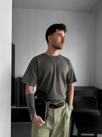 Kleidermafia - Camiseta 'Loose Fit Basic T-shirt - Khaki' en verde