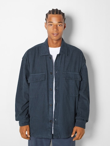 Bershka Regular fit Button Up Shirt in Blue: front